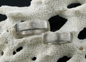 Spiegelbildliche Ringe Rotgold, Palladium und Schneesilber