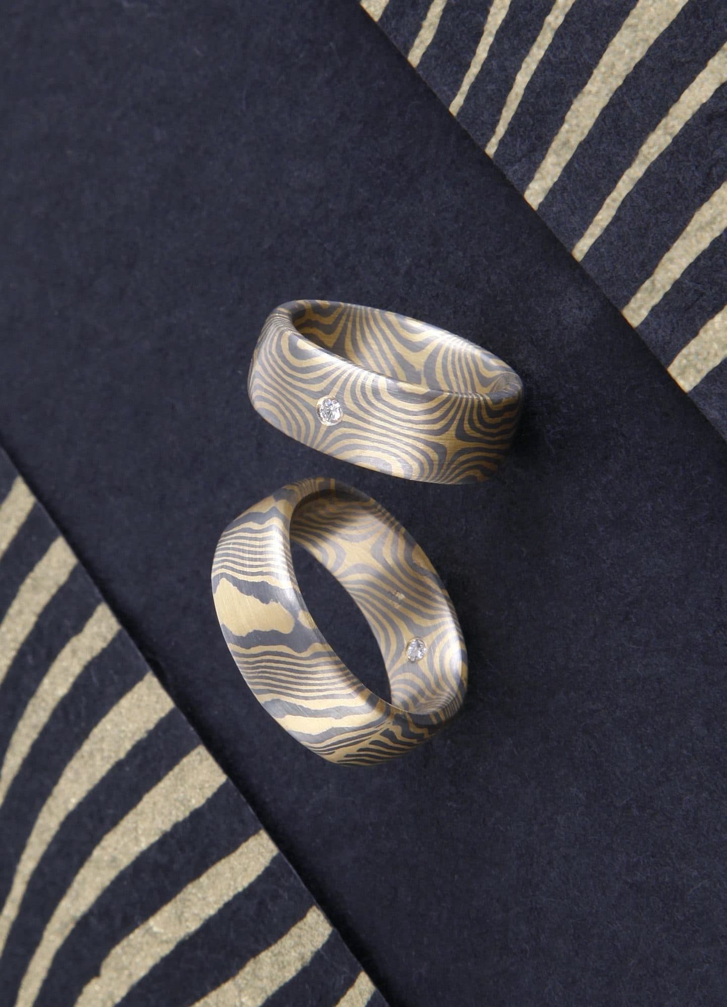Mokume Gane Ringe eineinhalbfach Damaszierte Mokume Gane Ringe mit Brillant in Gold und Palladium