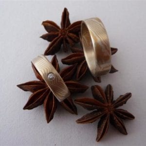 Mokume Gane Ringe mit zwei Sterne innen . Im Damenring ist ein Brillant 0,03 ct. eingerieben verwendetes Material Gelbgold 917 Schneesilber 960
