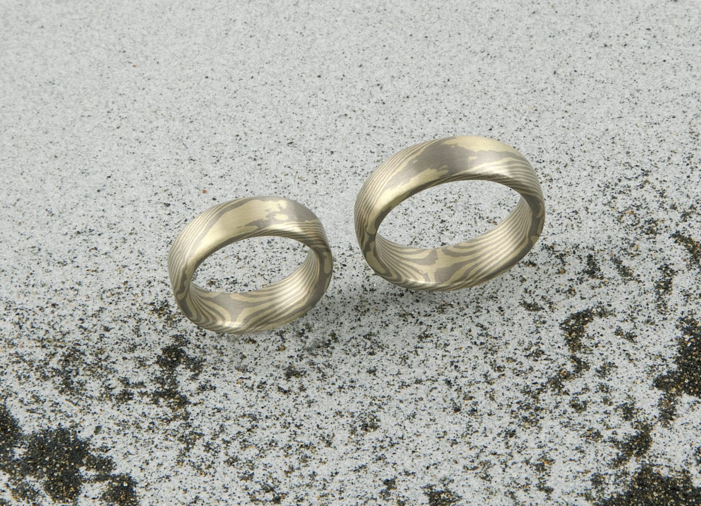 Mokume Gane Ringe mit zwei Sternen innen. Grüngold und Palladium 500