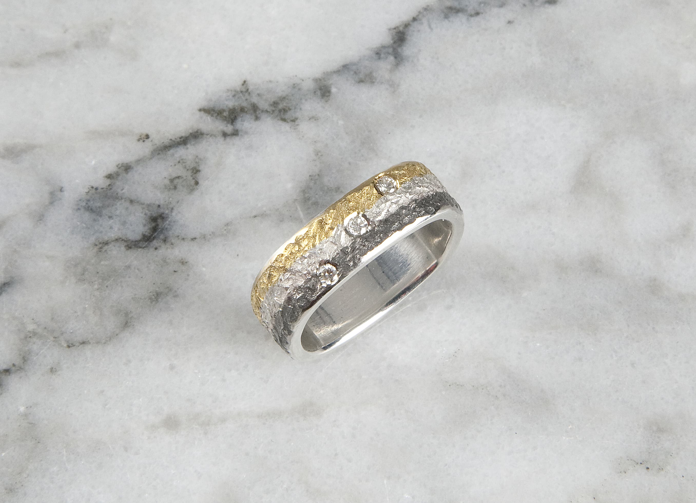 Antikeckring Eisschlag mit 3 Brillanten Schneesilber Gelbgold Palladium