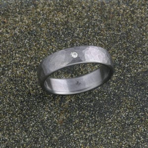 Schmiedering aus Tantal mit Brillant.