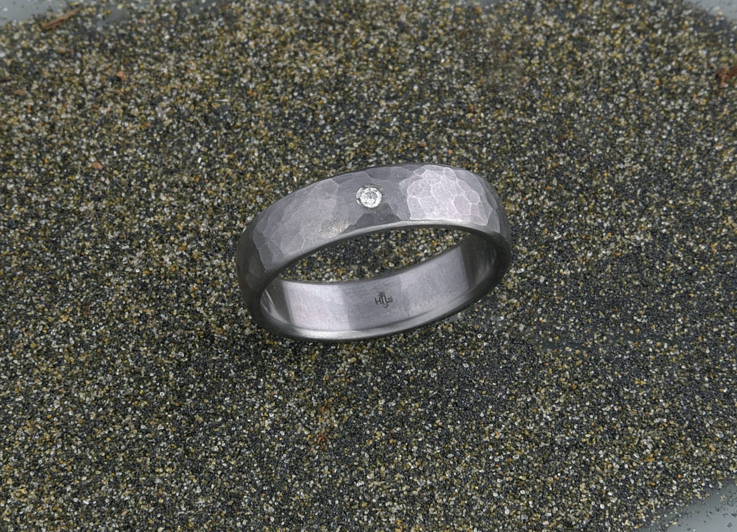 Schmiedering aus Tantal mit Brillant.