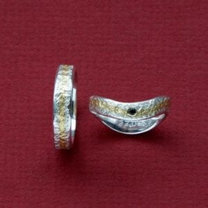 Eisschlagringe geschmiedet der Damenring ist geschwungen und mit schwarzen Spinell in Schneesilber und Gelbgold