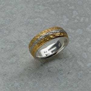 Eisschlagring in Gold und Silber handgefertigt aus der Goldschmiede Heider im südlichen Augsburger Landkreis Verlobungsring und Trauringe selbermachen