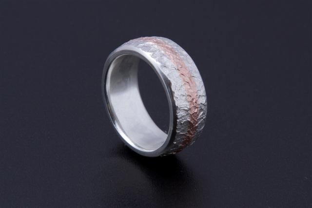 Eisschlagring in Silber mit Rotgold Krügerrand Verlobung Ring Trauringe selber schmieden Goldschmied Allgäu Bicolorringe