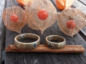 Mokume Gane Ringe eineinhalbfach Damasziert 2 Sterne Innen und außen 1 Stern, gegenüberliegend sind Schlangenlinien Gelbgold Palladium