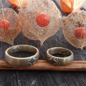 Mokume Gane Ringe eineinhalbfach Damasziert 2 Sterne Innen und außen 1 Stern, gegenüberliegend sind Schlangenlinien Gelbgold Palladium