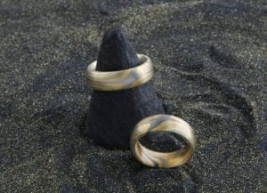 Mokume Gane Ringe eineinhalbfach Damasziert mit 2 Sterne Innen und außen 1 Stern, gegenüberliegend sind Schlangenlinien in Gold Silber Palladium und Weissgold