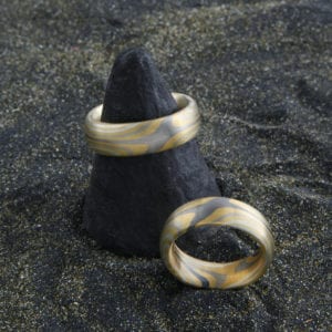 Mokume Gane Ringe eineinhalbfach Damasziert mit 2 Sterne Innen und außen 1 Stern, gegenüberliegend sind Schlangenlinien in Gold Silber Palladium und Weissgold