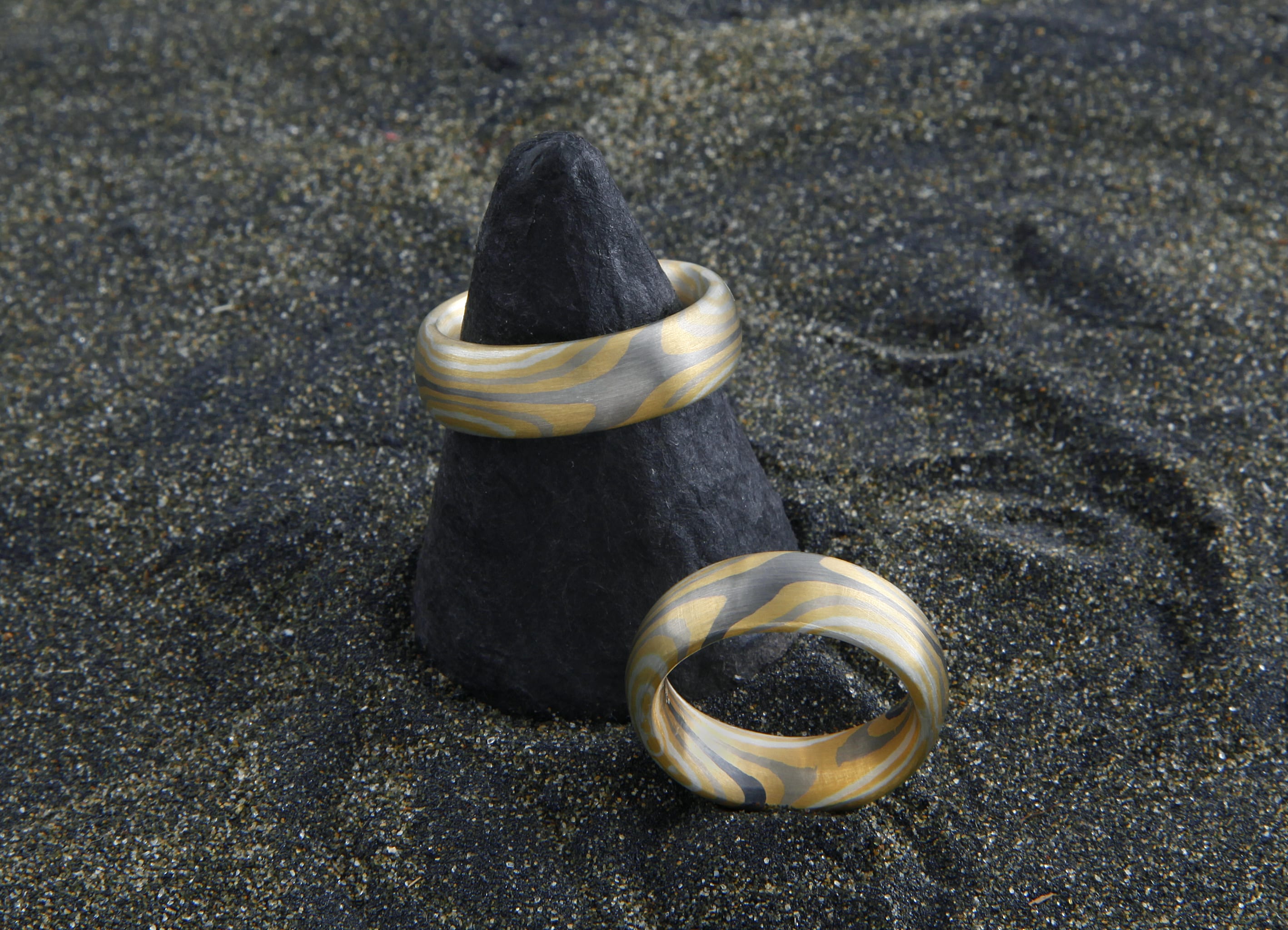 Mokume Gane Ringe eineinhalbfach Damasziert mit 2 Sterne Innen und außen 1 Stern, gegenüberliegend sind Schlangenlinien in Gold Silber Palladium und Weissgold