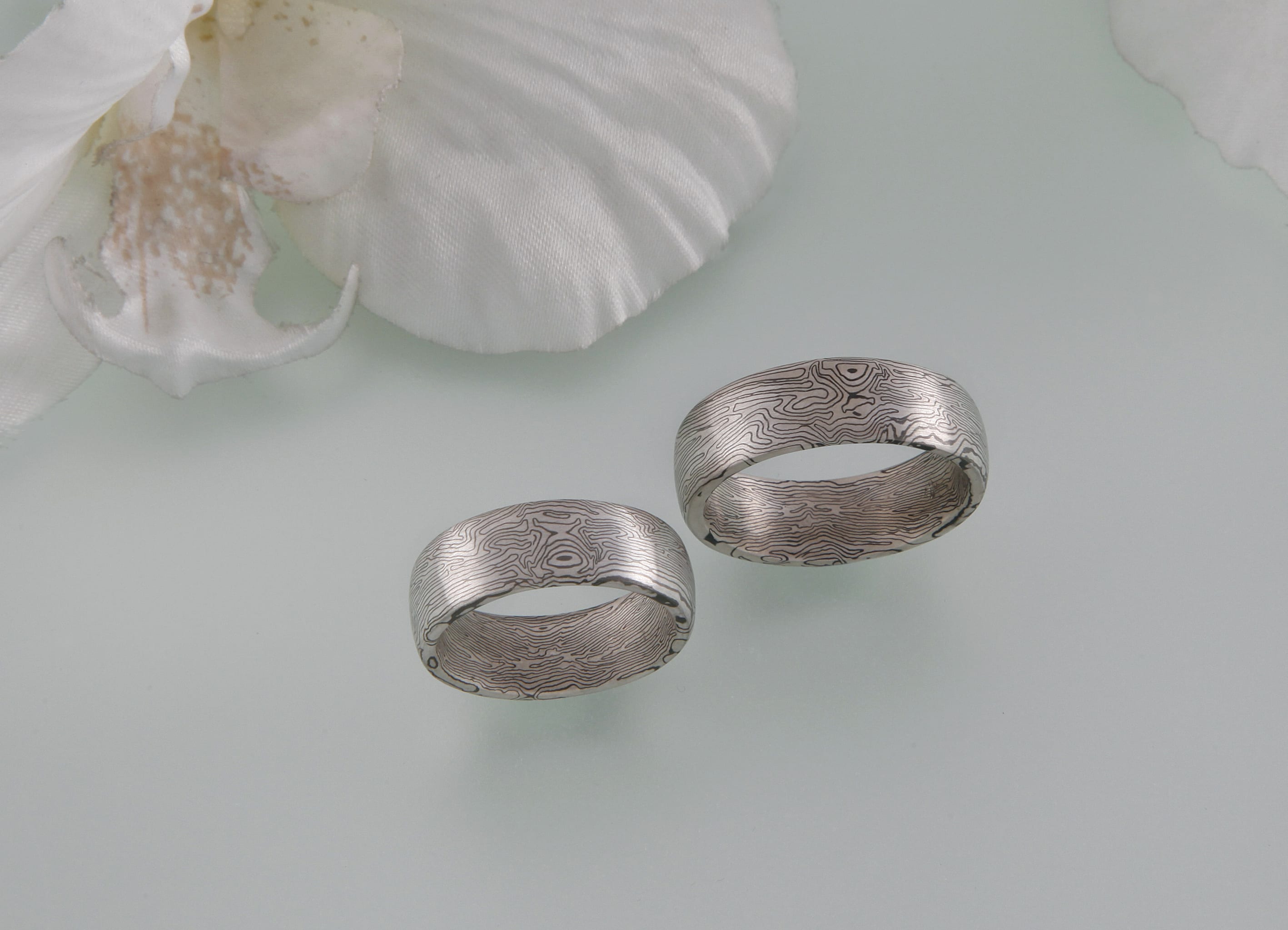 Spiegelbildliche Mokume Gane Ringe in Mirror Image .Die Ringe sind Spiegelbildlich geschmiedet in Palladium und Silber auch als anlaufbeständiges Schneesilber bekannt.