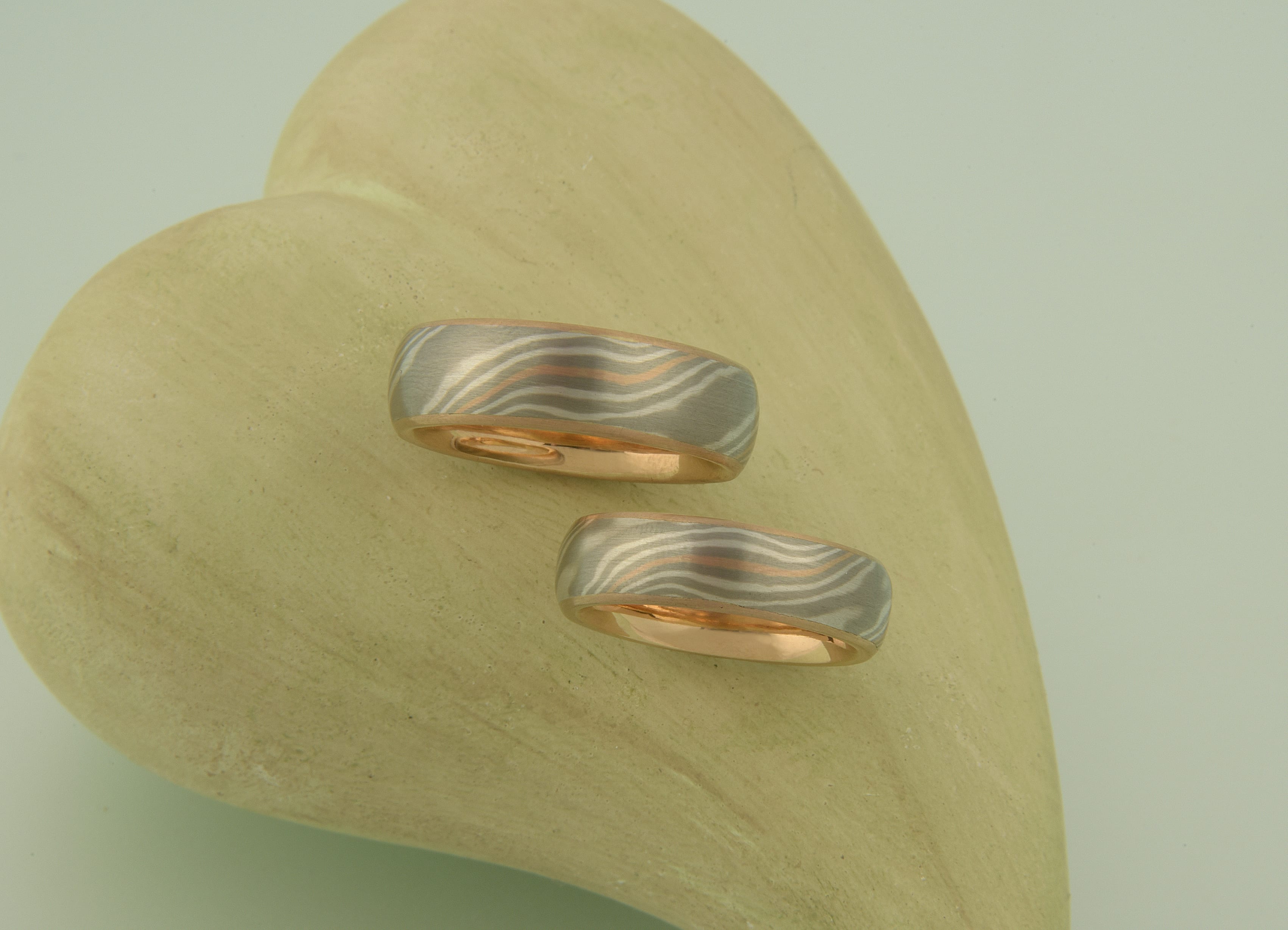 Mokume Gane Ringe mit Rotgold Innenring 2 Sterne innen Rotgold Palladium und Silber