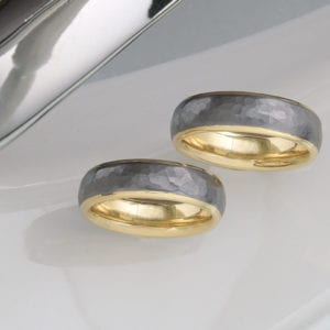 Tantalringe geschmiedet mit Gelbgold 750 innenring