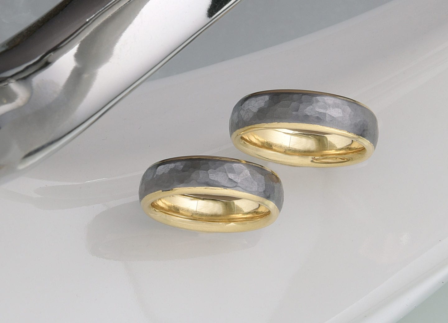 Tantalringe geschmiedet mit Gelbgold 750 innenring