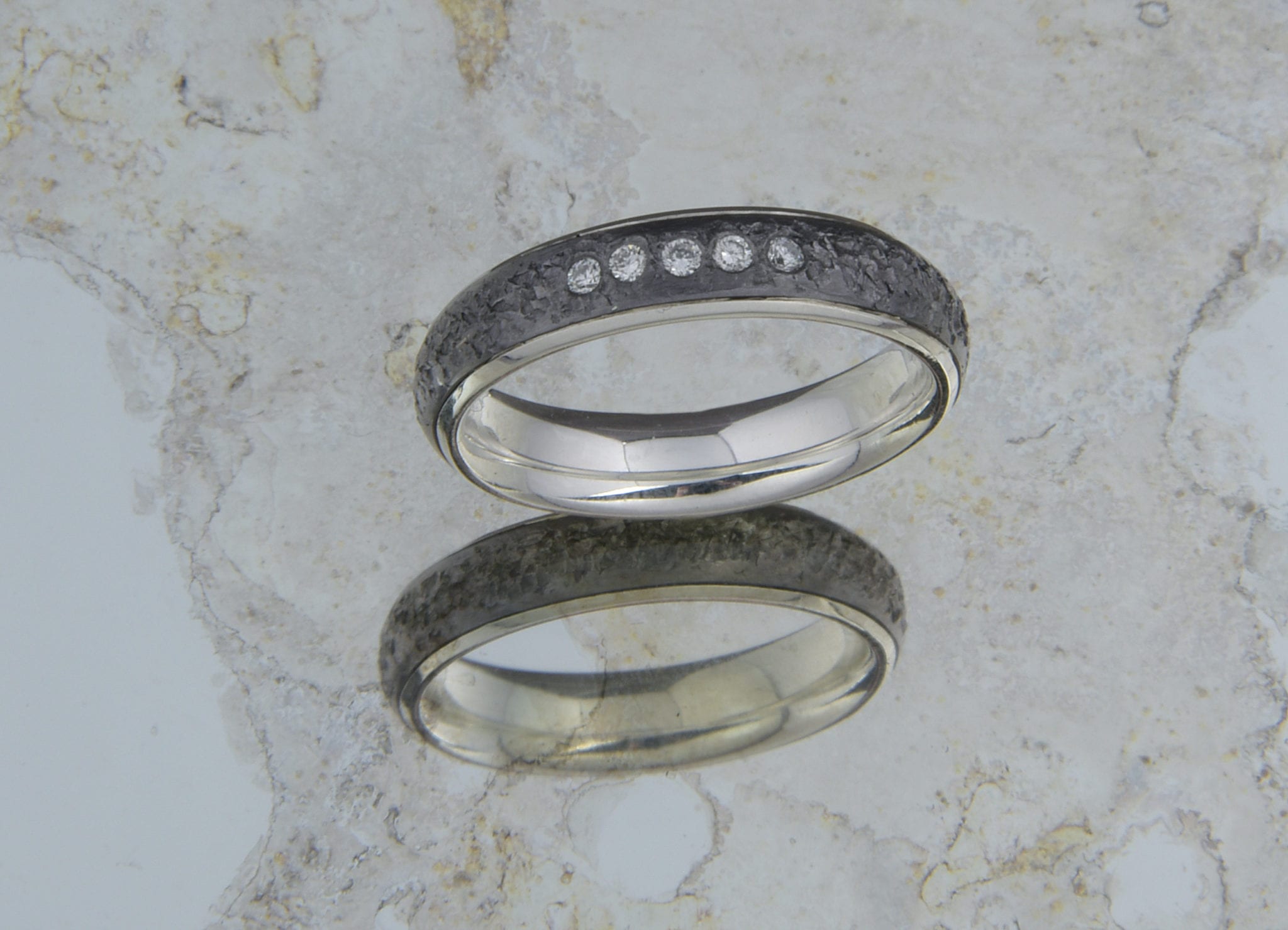 Eisschlagring Tantal mit innenring aus Schneesilber 935 mit fünf Brillanten