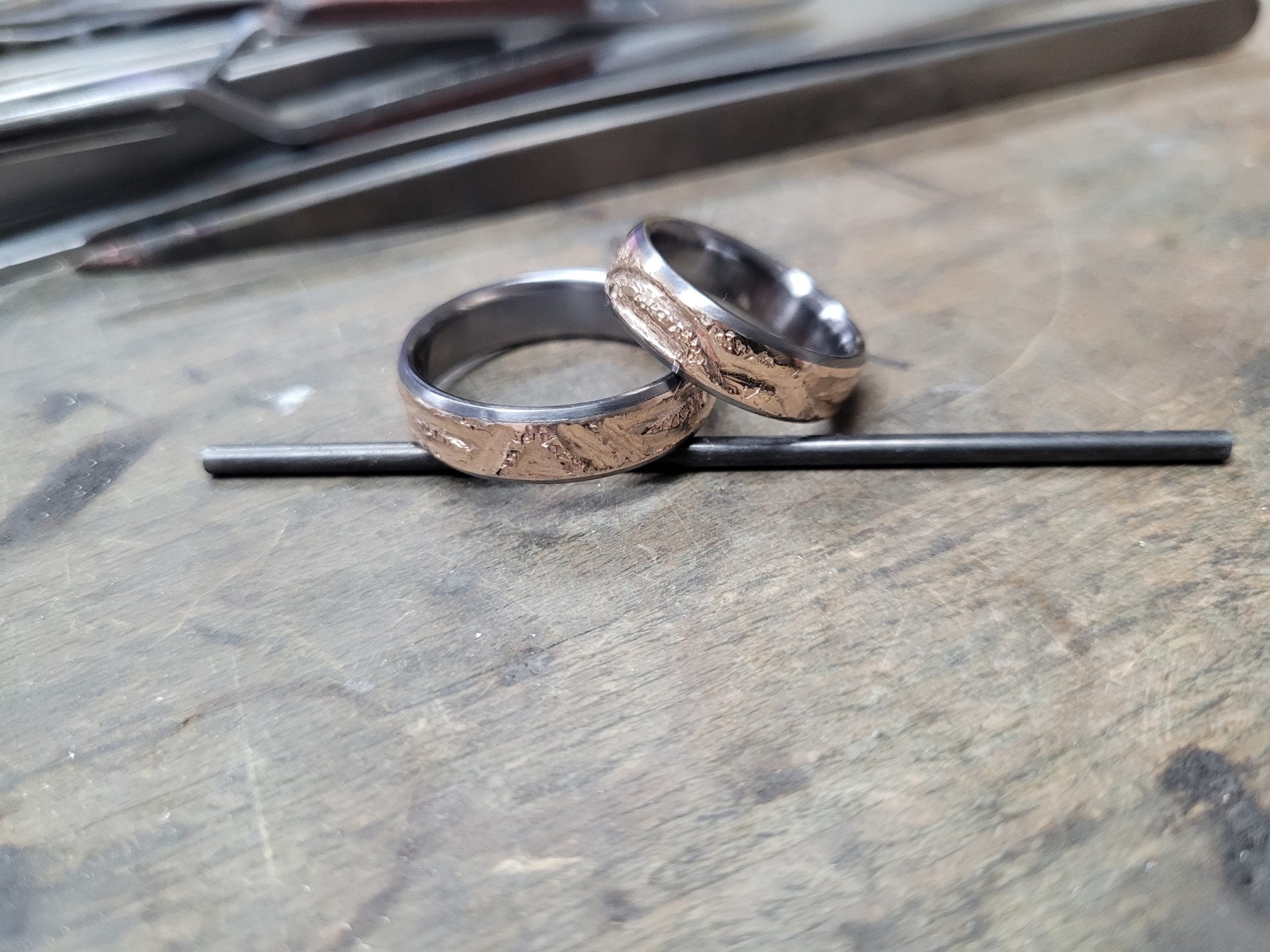 Trauringe Rosegold mit Innenring aus Tantal