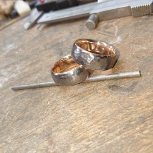 Schmiederinge aus Tantal mit Innenring aus Rotgold 585