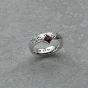 Eisschlagring mit Rhodolith seitlich