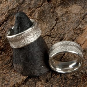 Mehrfarbige Eisschlagringe bombiert