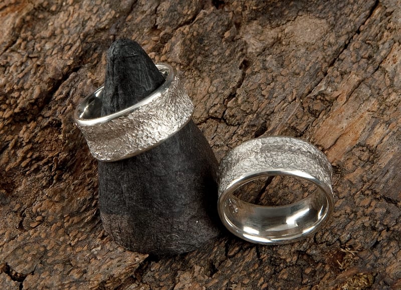 Mehrfarbige Eisschlagringe bombiert