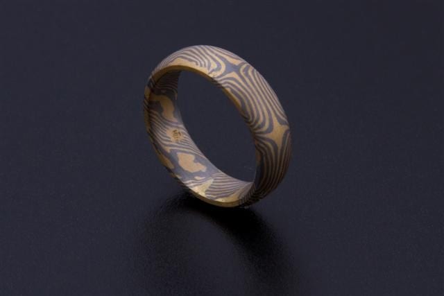 Mokume Gane Ring mit 6 Sterne gestülpt