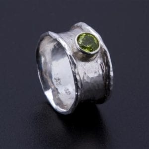 Hohlgeschmiedeter Ring mit Peridot