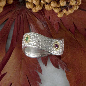 Eisschlagring geschwungen mit Edelsteinen