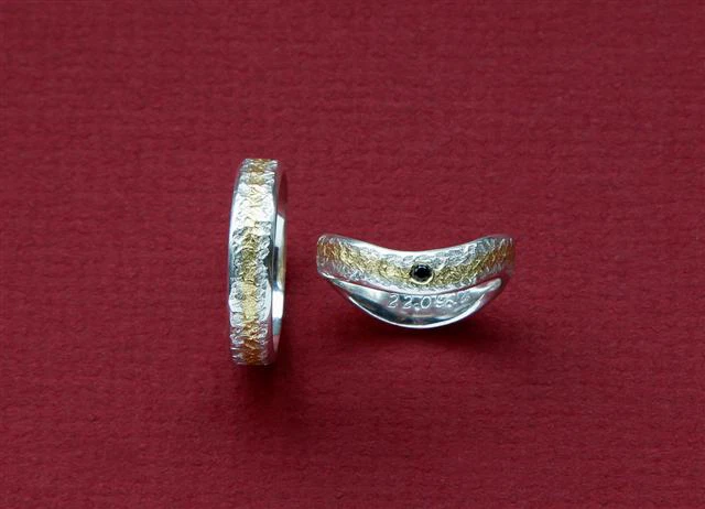 Eisschlagringe geschmiedet der Damenring ist geschwungen und mit schwarzen Spinell in Schneesilber und Gelbgold