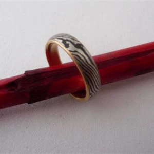 Mokume Gane Ring Silber 925 und Corintium Aes mit Gelbgold 750 innenring