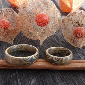 Mokume Gane Ringe eineinhalbfach Damasziert 2 Sterne Innen und außen 1 Stern, gegenüberliegend sind Schlangenlinien Gelbgold Palladium