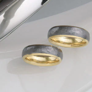 Tantalringe geschmiedet mit Gelbgold 750 innenring