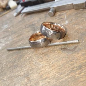 Schmiederinge aus Tantal mit Innenring aus Rotgold 585