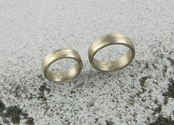 Mokume Gane Ringe mit zwei Sternen innen. Grüngold und Palladium 500