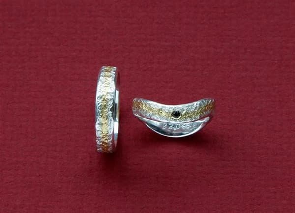 Eisschlagringe geschmiedet der Damenring ist geschwungen und mit schwarzen Spinell in Schneesilber und Gelbgold