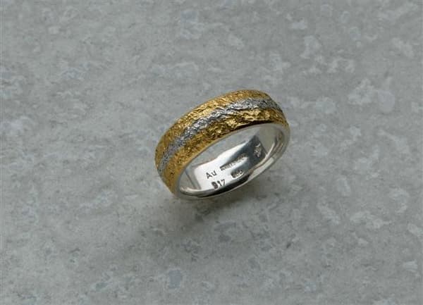Eisschlagring in Gold und Silber handgefertigt aus der Goldschmiede Heider im südlichen Augsburger Landkreis Verlobungsring und Trauringe selbermachen