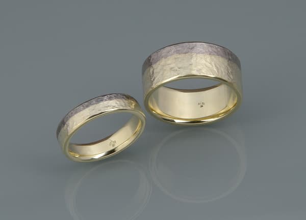 Schmiederinge in Grüngold mit Palladium