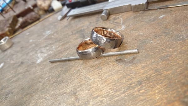 Schmiederinge aus Tantal mit Innenring aus Rotgold 585
