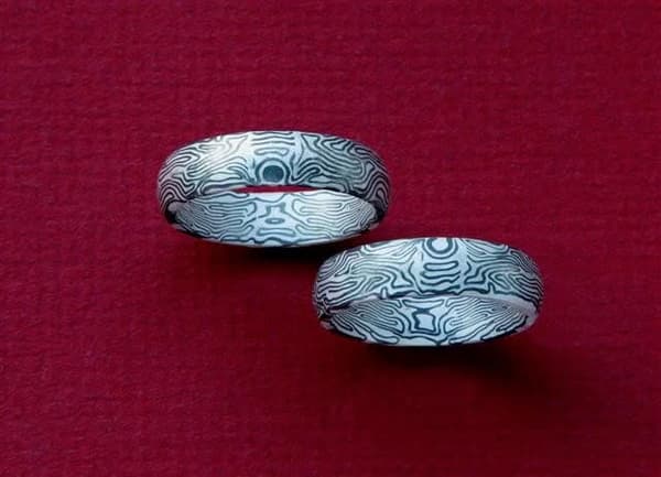 Spiegelbildlich geschmiedete Mokume Gane Ringe